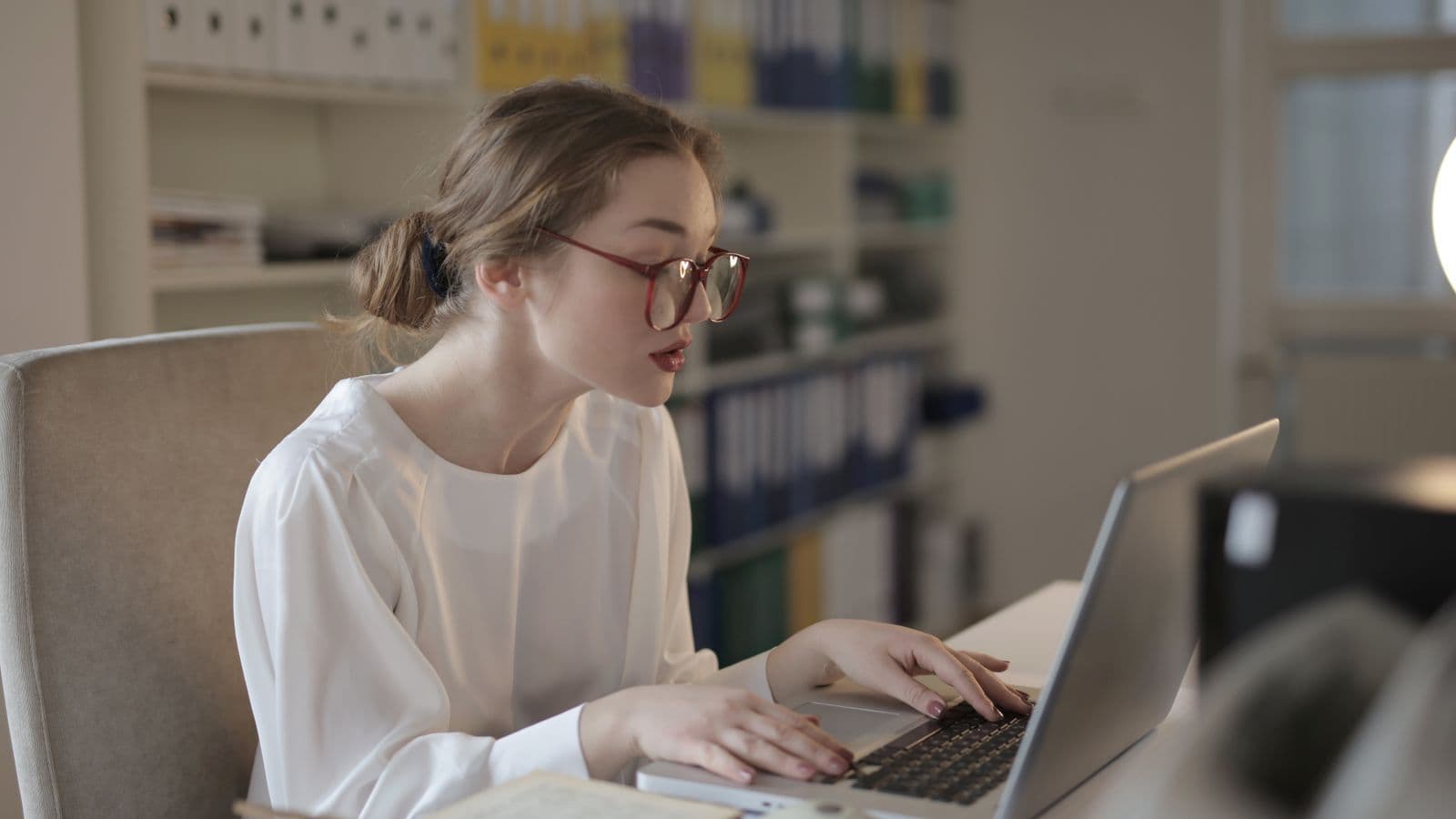 Insights professionals in a workplace meeting, illustrating How AI is Enhancing SAP Business One Capabilities